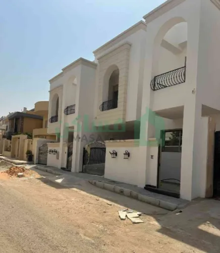 2 ڤيلات بمساحات ممتازة  وتصميم فاخر جداً بناء حديث