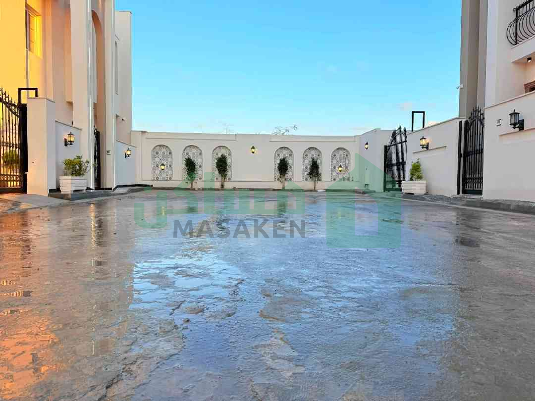 فيلا من طابقين مفصولات بتشطيب حديث وشارع مغلق قريب