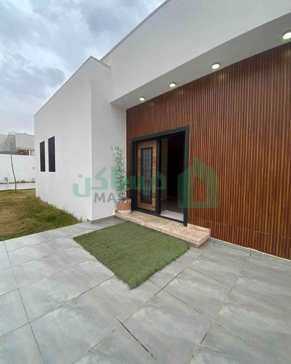 فيلا ارضية في  السيده عائشة خلف فندق قورينا