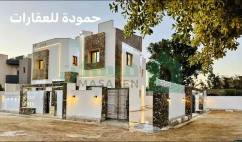 فيلا واجهتين من طابقين خليجي بالحوض السباحة