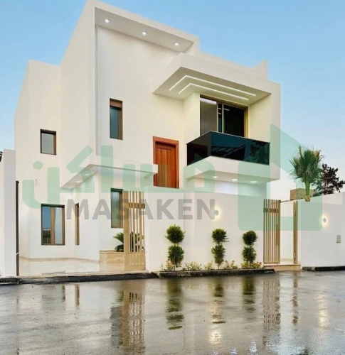 فيلا من طابقين وملحق