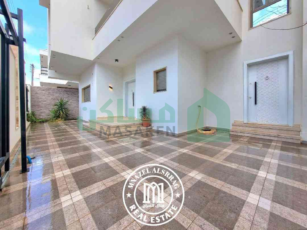 فيـلا طابقين و ملحق تشطيب Vip حديت